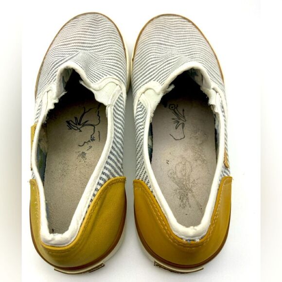 Tommy Bahama Women’s Striped Slip-On Shoes 8 - Picture 6 of 9